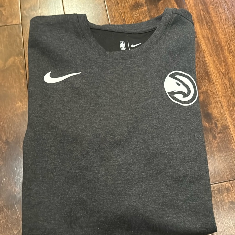 Men’s XL Atlanta hawks thick Nike tshirt.